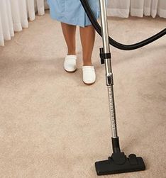 Limpiezas Royben Garbiketak mujer limpiando casa